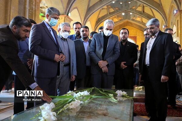 حضور وزیر آموزش و پرورش بر سر مزار شهیدان رجایی و باهنر