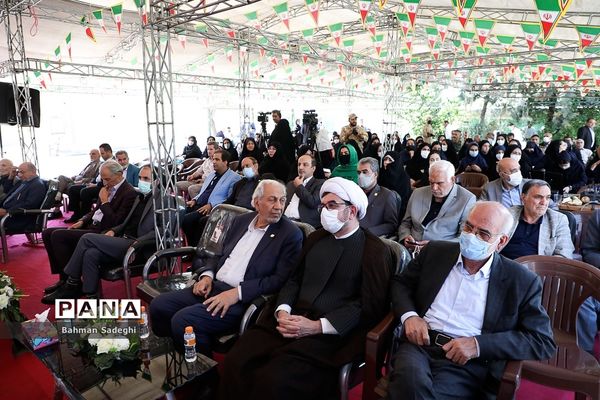 مراسم تجلیل از دانش‌آموزان ممتاز و نخبه مدارس خیرساز