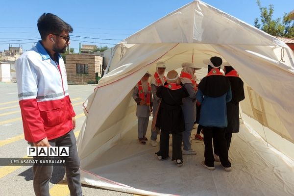آموزش چادرزنی در پایگاه اوقات فراغت سازمان دانش‌آموزی فشافویه