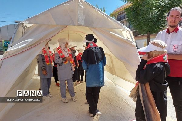 آموزش چادرزنی در پایگاه اوقات فراغت سازمان دانش‌آموزی فشافویه