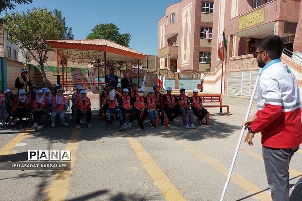 آموزش چادرزنی در پایگاه اوقات فراغت سازمان دانش‌آموزی فشافویه