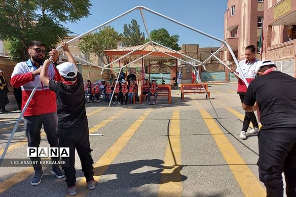 آموزش چادرزنی در پایگاه اوقات فراغت سازمان دانش‌آموزی فشافویه