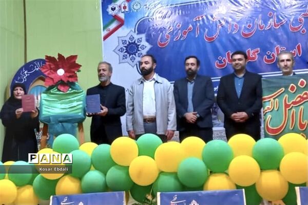 رونمایی از کتابچه‌های همراه مهربان من و خاطرات اردو