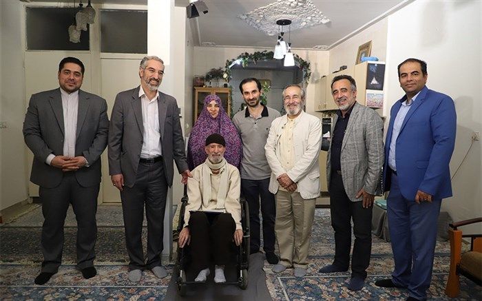 معاون امور هنری به دیدار حسین نوری جانباز هنرمند انقلاب اسلامی رفت