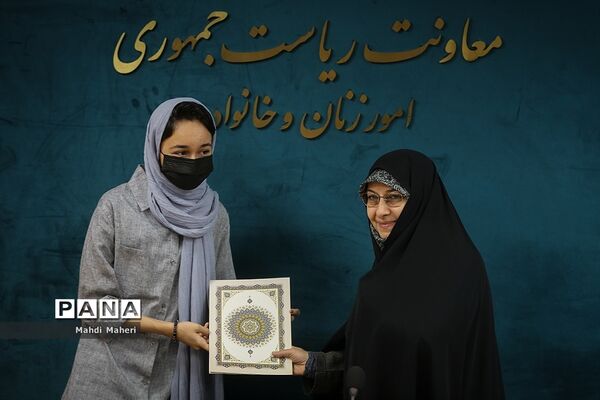 نشست معاون رئیس‌جمهوری در امور زنان و خانواده با رتبه‌های برتر کنکور سراسری
