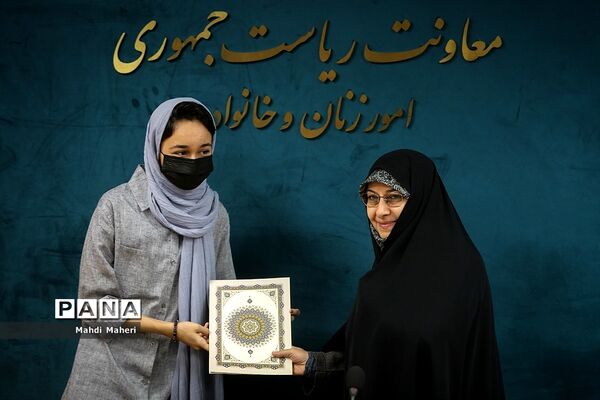 نشست معاون رئیس‌جمهوری در امور زنان و خانواده با رتبه‌های برتر کنکور سراسری