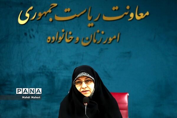 نشست معاون رئیس‌جمهوری در امور زنان و خانواده با رتبه‌های برتر کنکور سراسری