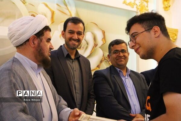 گردهمایی صمیمانه با رتبه‌های برتر کنکور