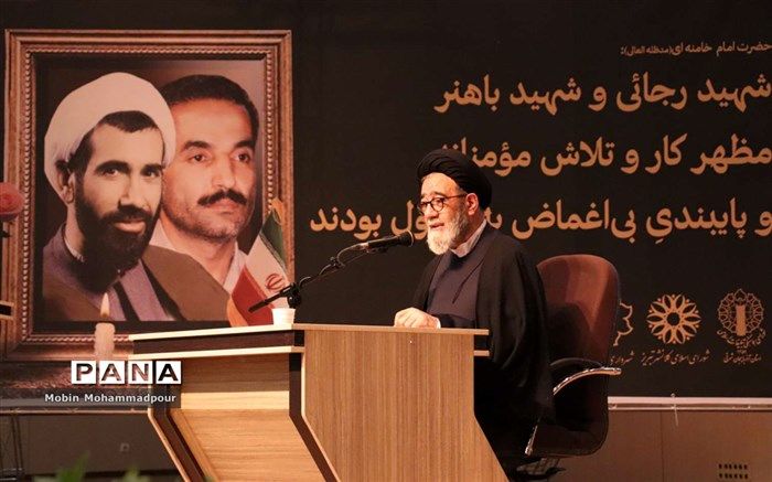 اولین و مبنایی ترین درس از شهیدان، همیاری همگانی، اتحاد و همبستگی است