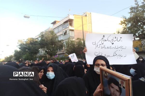 تجمع اعتراض‌آمیز در پاسخ اهانت به همسر و دختر شهید‌منصور خادم صادق در شیراز