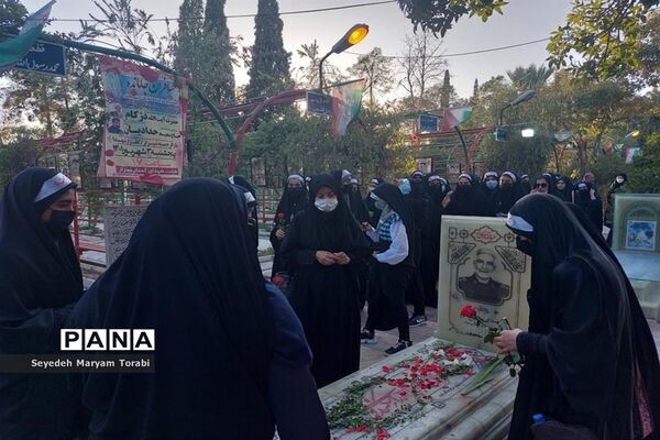 حضور دانش‌آموزان عضو سازمان دانش‌آموزی فارس بر مزار شهید خادم صادق