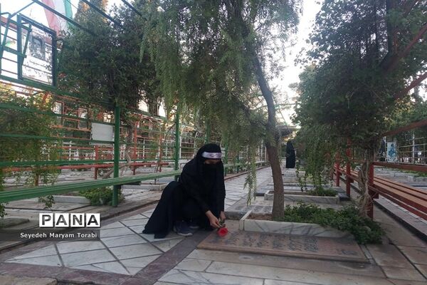حضور دانش‌آموزان عضو سازمان دانش‌آموزی فارس بر مزار شهید خادم صادق