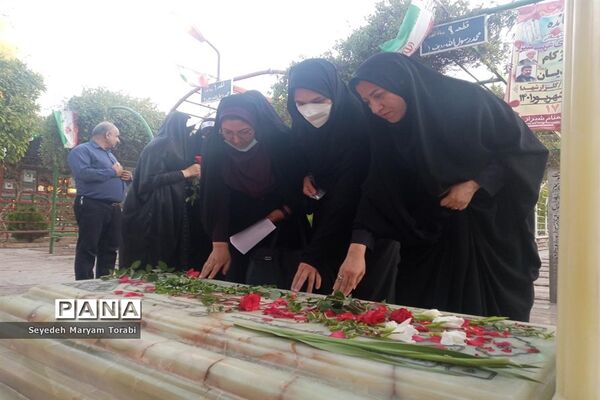 حضور دانش‌آموزان عضو سازمان دانش‌آموزی فارس بر مزار شهید خادم صادق