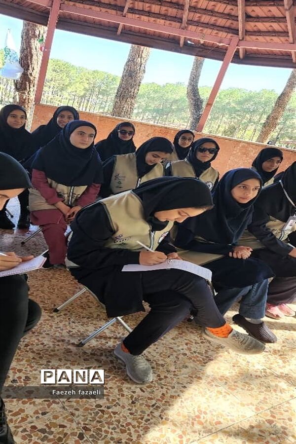 کلاس‌های آموزشی اردوی قطبی دختران در اصفهان