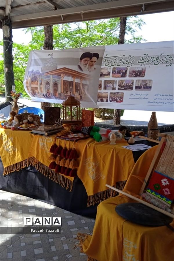 بازدید مدیر سازمان دانش آموزی استان اصفهان  از غرفه فرهنگی اردو  قطبی دختران