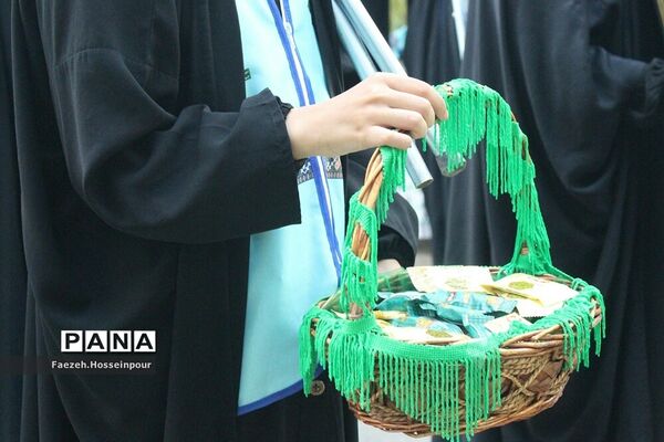 استقبال از دانش‌آموزان دختر عضو سازمان دانش‌آموزی در اردوی قطبی