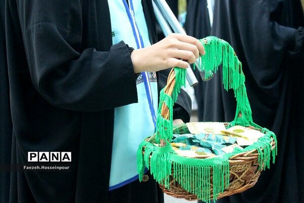 استقبال از دانش‌آموزان دختر عضو سازمان دانش‌آموزی در اردوی قطبی