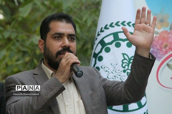 استقبال از دانش‌آموزان دختر عضو سازمان دانش‌آموزی در اردوی قطبی