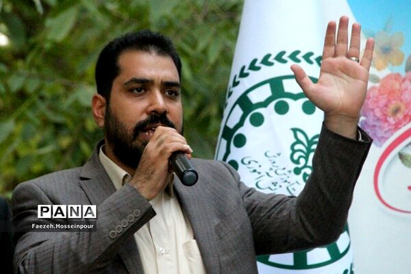 استقبال از دانش‌آموزان دختر عضو سازمان دانش‌آموزی در اردوی قطبی