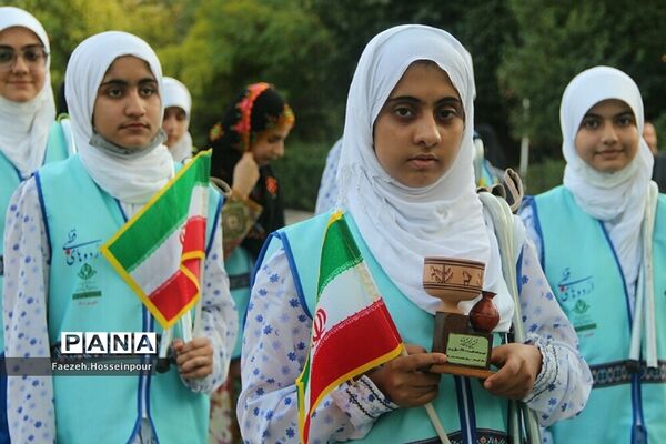 استقبال از دانش‌آموزان دختر عضو سازمان دانش‌آموزی در اردوی قطبی