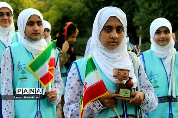 استقبال از دانش‌آموزان دختر عضو سازمان دانش‌آموزی در اردوی قطبی