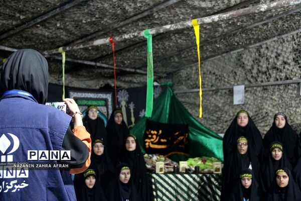 برپایی نماز جماعت در اردوی قطبی دانش‌آموزان -اردوگاه دماوند