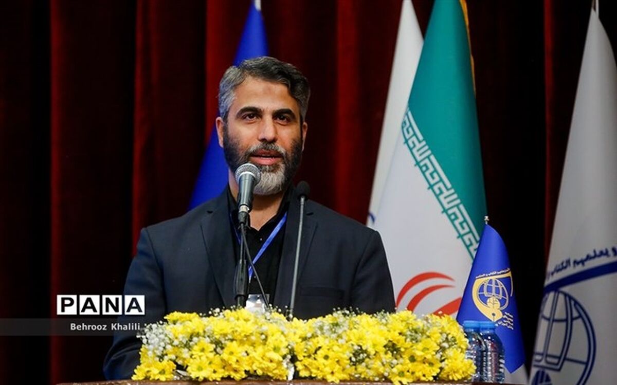 اعضای اتحادیه انجمن‌های اسلامی افسران جوان و پرتلاش در مدارس هستند