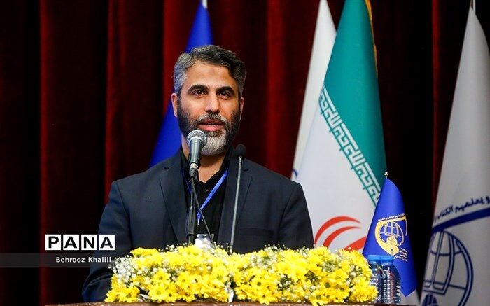 اعضای اتحادیه انجمن‌های اسلامی افسران جوان و پرتلاش در مدارس هستند