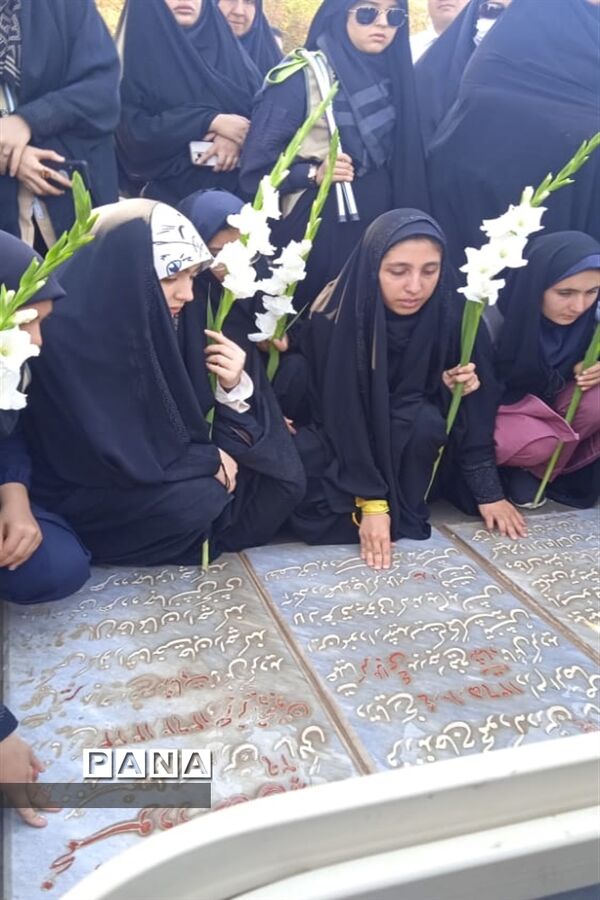 بازدید از گلستان شهدا با حضور دانش‌آموزان دختر عضو سازمان دانش‌آموزی شرکت‌کننده در اردوی قطبی