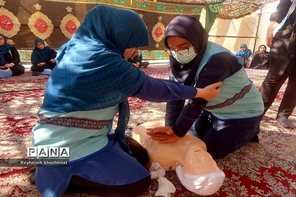 آموزش مهارت‌های اجتماعی به دانش‌آموزان در اردوی قطبی دختران