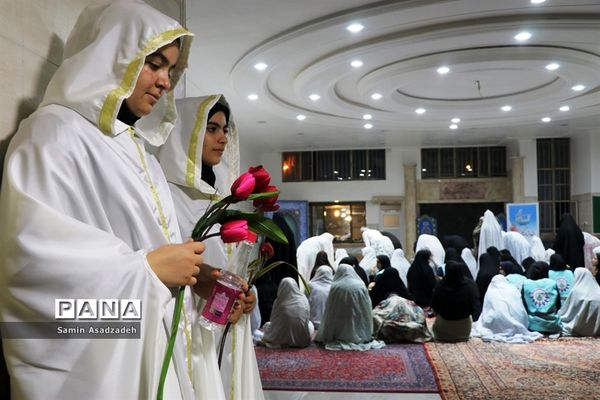 محفل انس با قرآن اعضای دختر سازمان دانش‌آموزی در اردوی قطبی آذربایجان غربی