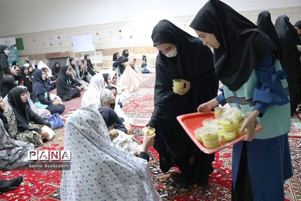 محفل انس با قرآن اعضای دختر سازمان دانش‌آموزی در اردوی قطبی آذربایجان غربی