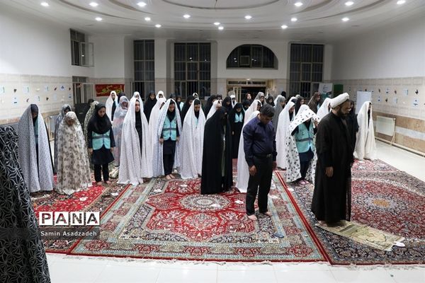 محفل انس با قرآن اعضای دختر سازمان دانش‌آموزی در اردوی قطبی آذربایجان غربی