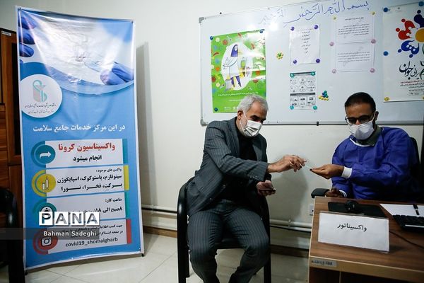 تزریق  دُز یادآور واکسن کرونا به  وزیر آموزش و پرورش