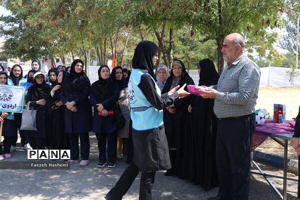 نشست جهاد تبیین اعضای دختر سازمان دانش‌آموزی در اردوی قطب 5 آذربایجان غربی