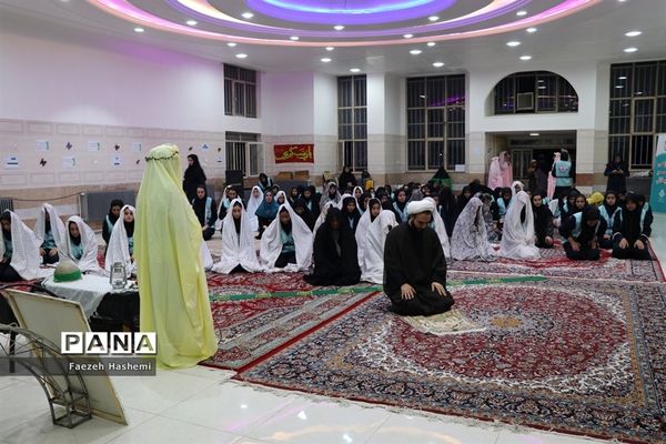 نشست جهاد تبیین اعضای دختر سازمان دانش‌آموزی در اردوی قطب 5 آذربایجان غربی