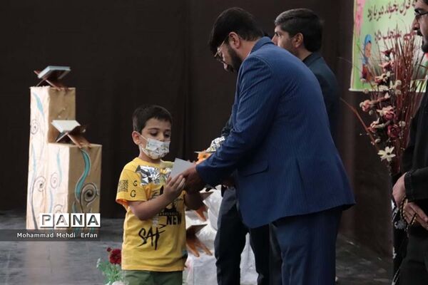 آیین اعطای گواهینامه قرآنی در آباده