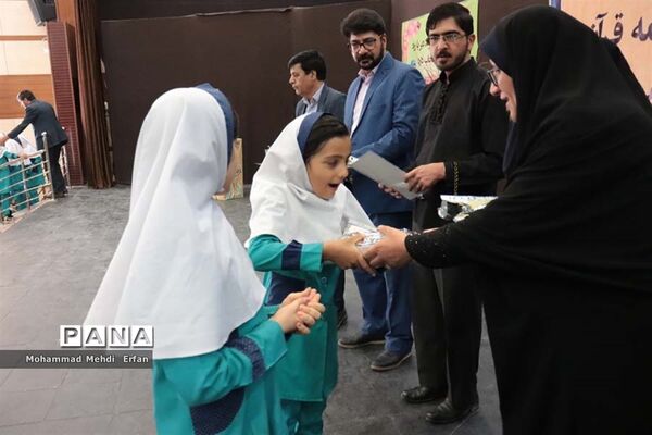آیین اعطای گواهینامه قرآنی در آباده