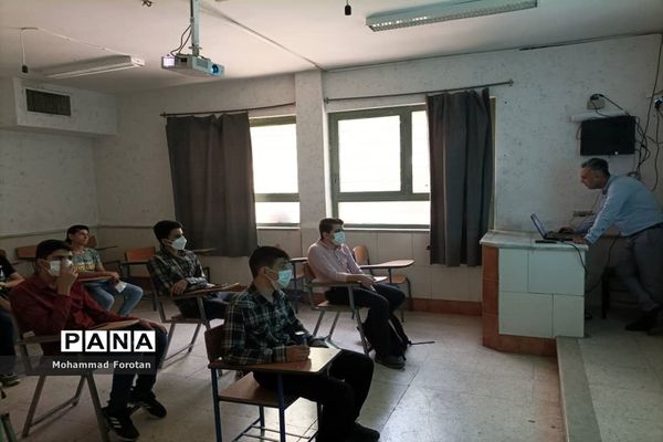 ویژه‌برنامه ورود دانش‌آموزان پایه دهم به مدرسه توحید