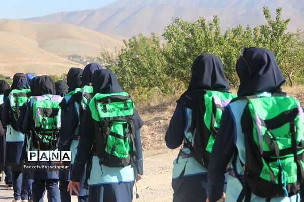 کوه‌پیمایی دانش‌آموزان عضو سازمان دانش‌آموزی اردو قطبی در دماوند
