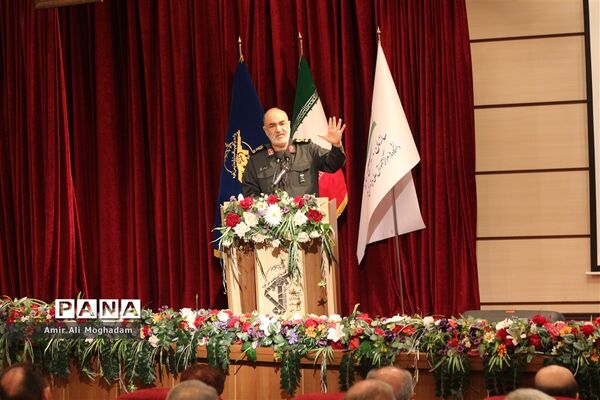 حضور سردار سلامی، در جلسه دانش‌افزایی و توانمندسازی اساتید بسیجی