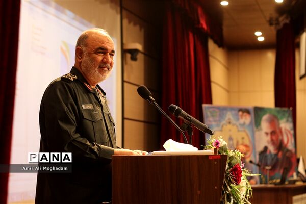 حضور سردار سلامی، در جلسه دانش‌افزایی و توانمندسازی اساتید بسیجی