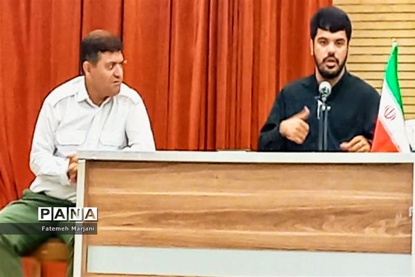 دیدار رئیس سازمان دانش‌آموزی فارس با دانش‌آموزان و مربیان در فیروزآباد