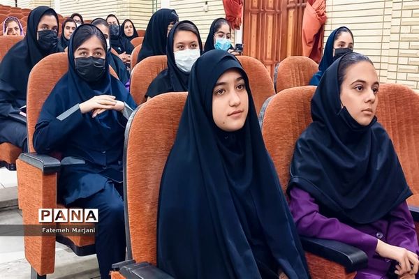 دیدار رئیس سازمان دانش‌آموزی فارس با دانش‌آموزان و مربیان در فیروزآباد