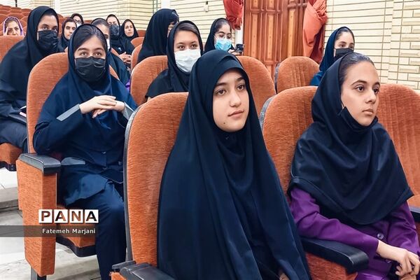 دیدار رئیس سازمان دانش‌آموزی فارس با دانش‌آموزان و مربیان در فیروزآباد