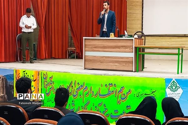 دیدار رئیس سازمان دانش‌آموزی فارس با دانش‌آموزان و مربیان در فیروزآباد