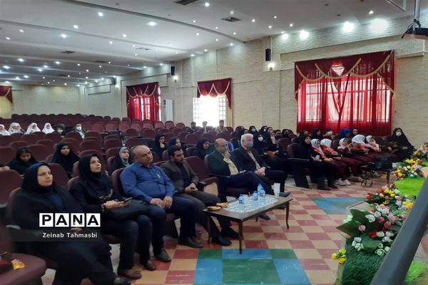 دیدار رئیس سازمان دانش‌آموزی فارس با مربیان و دانش‌آموزان در سروستان