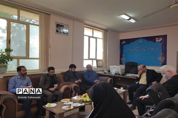 دیدار رئیس سازمان دانش‌آموزی فارس با مربیان و دانش‌آموزان در سروستان