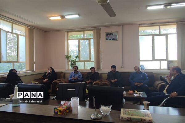 دیدار رئیس سازمان دانش‌آموزی فارس با مربیان و دانش‌آموزان در سروستان