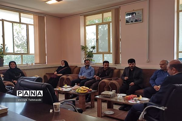 دیدار رئیس سازمان دانش‌آموزی فارس با مربیان و دانش‌آموزان در سروستان